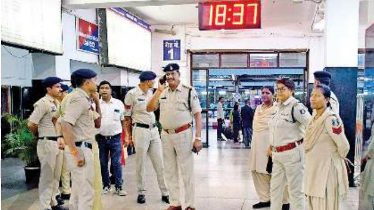 India Pak War News: भारत-पाक के बीच तनाव का असर… एयरपोर्ट पर विजिटर्स एंट्री बैन, रेलवे पुलिस भी अलर्ट मोड पर