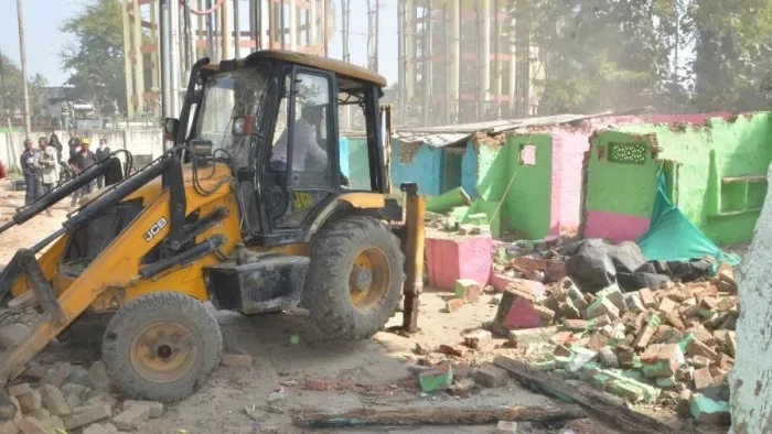 अयोध्या बायपास बनेगा 10 लेन... रास्ते में आ रहीं भोपाल की 38 झुग्गियों पर चला प्रशासन का बुलडोजर
