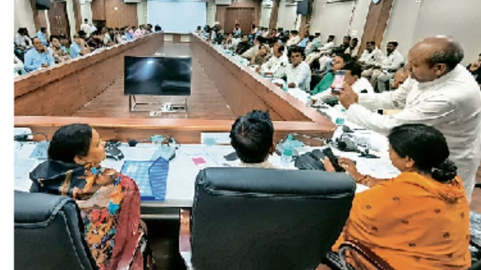 ग्वालियर में समाधान बैठकों में सीवर समस्या को लेकर भाजपा और कांग्रेस पार्षद भिड़े