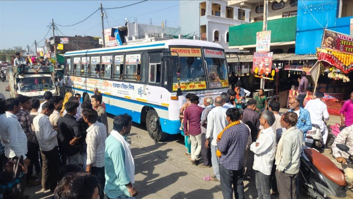 राजगढ़ : “मेरा गेहूं लौटाओ...” 40 किलो अनाज गायब हुआ तो सड़क पर बैठा मजदूर, रोक दी बस