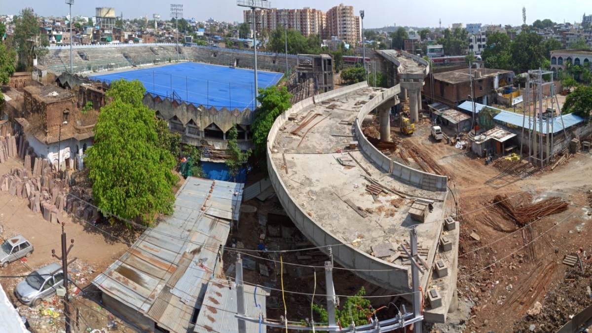 Bhopal News: ऐशबाग में आठ महीने में सिर्फ खड़े हुए पिलर के बीम, न जाने कब बनेगा एफओबी