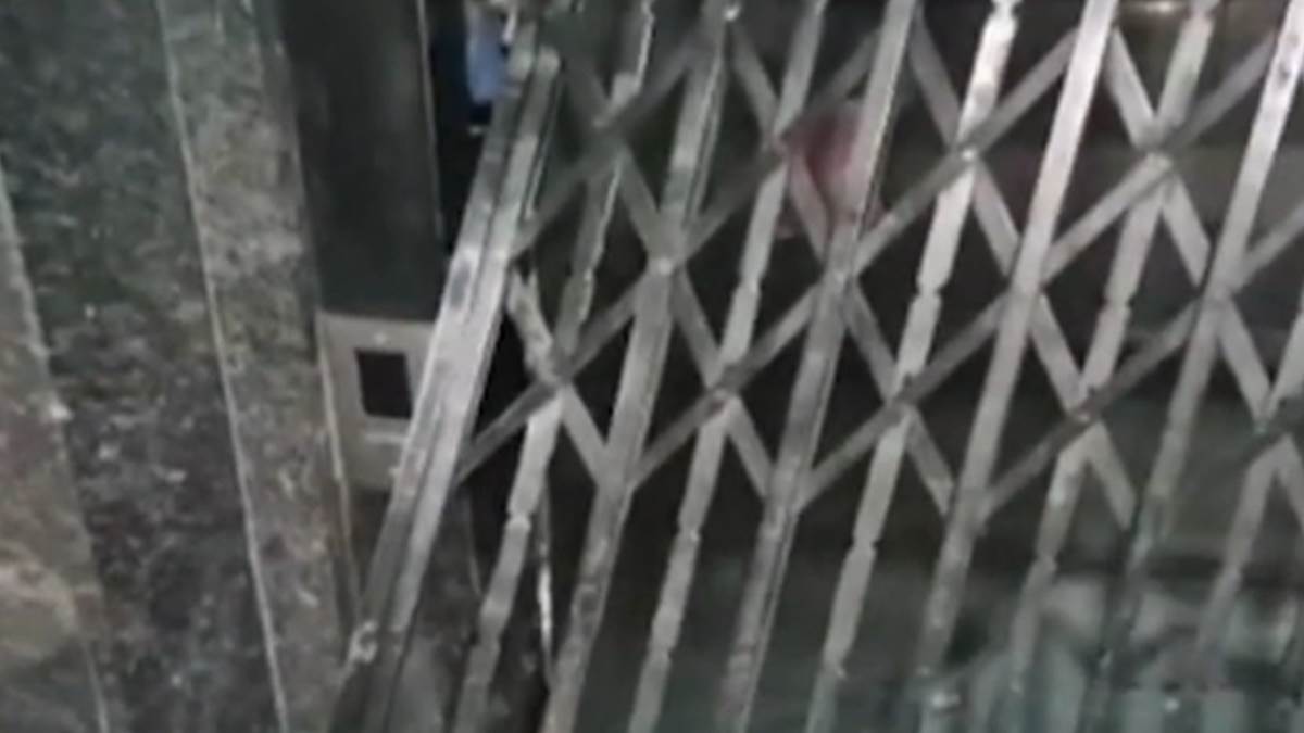 Mhow News: महू में निजी अस्पताल की लिफ्ट तीसरी मंजिल से गिरी, 4 लोग घायल