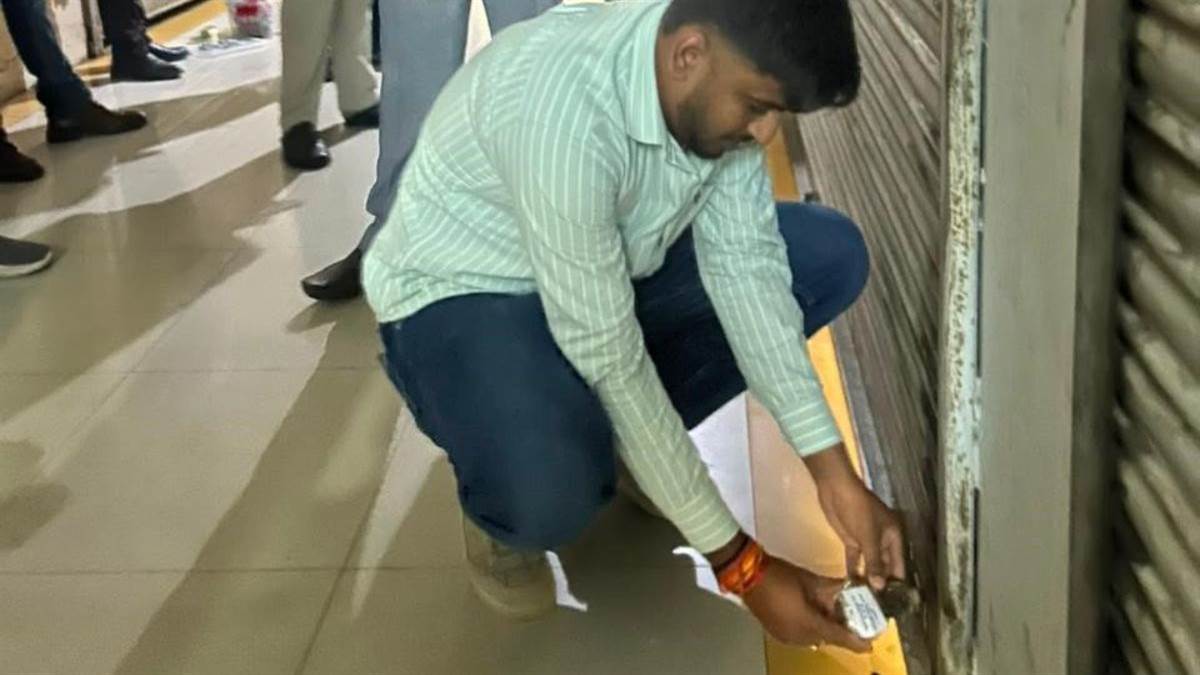 इंदौर में कहीं बेसमेंट में किचन मिला तो कहीं छत पर चल रही थी मैस, अग्निशमन यंत्र तक नहीं थे, नगर निगम ने की कार्रवाई