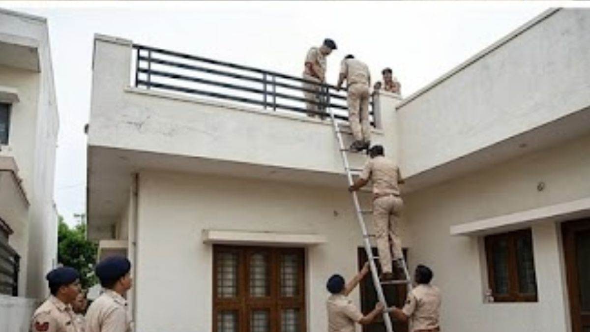 पड़ोसी की छत से कूदकर घर संयुक्त संचालक के घर में घूसी लोकायुक्त पुलिस, ऐसे पकड़ाए कंडवाल
