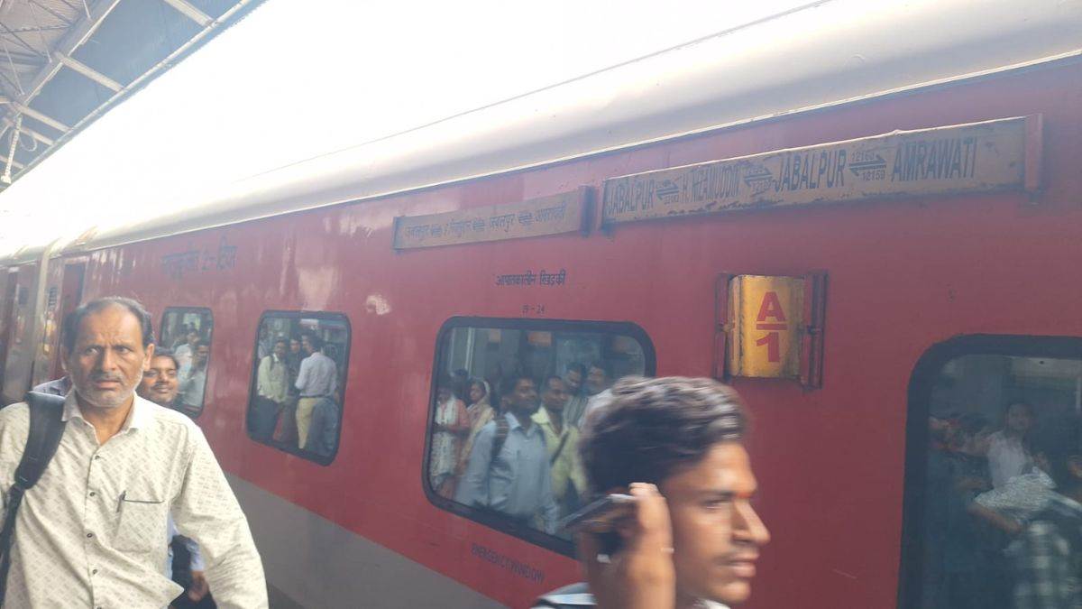 सतना रेलवे स्टेशन पर बड़ी लापरवाही... डिस्प्ले और अनाउंसमेंट में 'इंटरसिटी', पटरी पर पहुंच गई 'महाकौशल एक्सप्रेस'