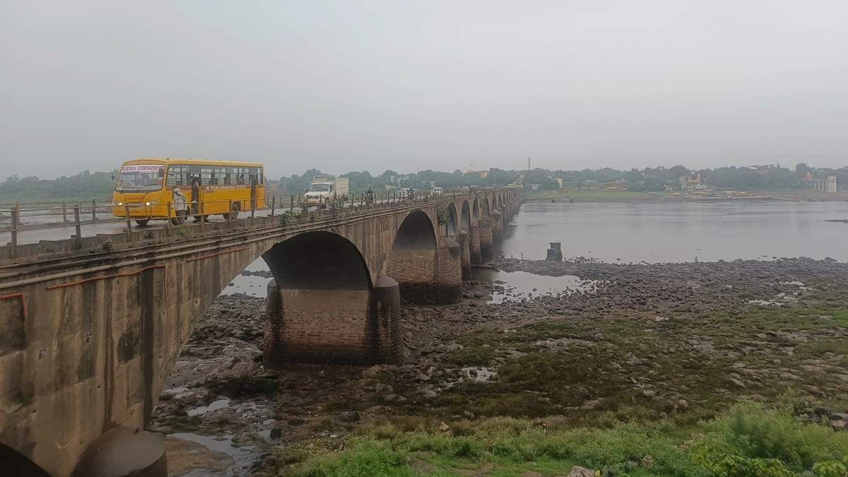 Moratakka Bridge: कभी भी ढह सकता है नर्मदा नदी पर बना मोरटक्का पुल, बैन के बाद भी निकल रहे 80 टन वजनी डंपर