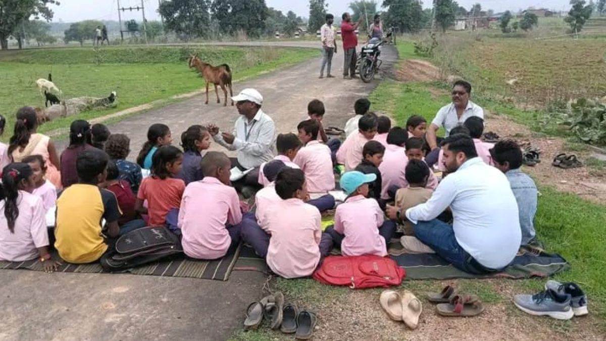 सीधी में सड़क बनी स्कूल की कक्षा, रास्ता बंद होने पर शिक्षकों का अनोखा विरोध, प्रशासन सख्त