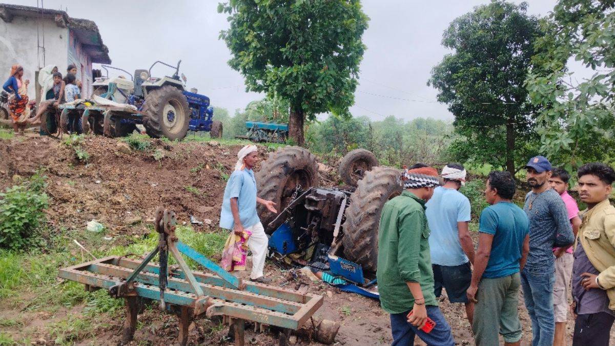 बैतूल के चिचोली में खेलते-खेलते दबा ट्रैक्टर का क्लच, ढलान से लुढ़ककर गड्ढे में पलटा; 10 साल के मासूम की मौत