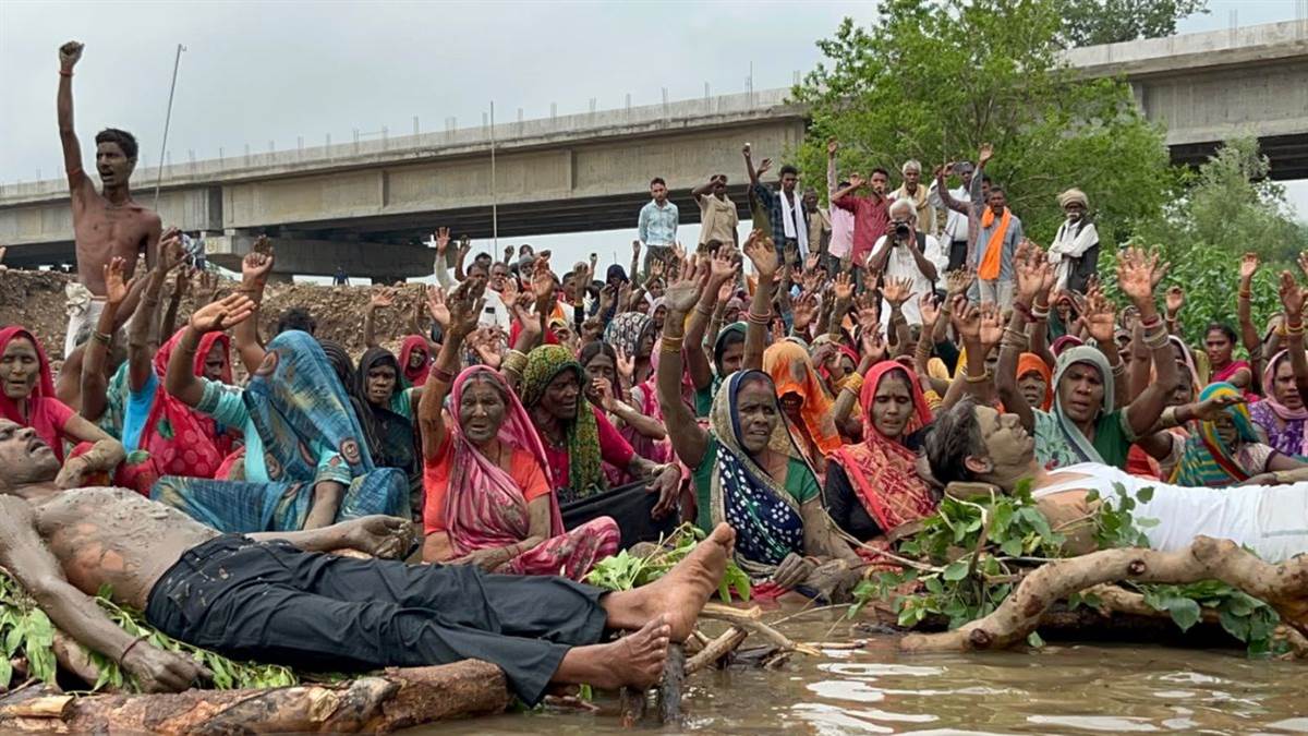 छतरपुर: भारी बारिश के बीच सातवें दिन भी जारी रहा 'चिता आंदोलन', मुआवजा बढ़ने के बाद भी न्याय के लिए अड़े ग्रामीण
