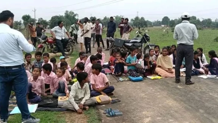 सीधी में विद्यालय आने के दोनों रास्ते बंद किए, शिक्षकों ने सड़क पर ही लगाई क्लास