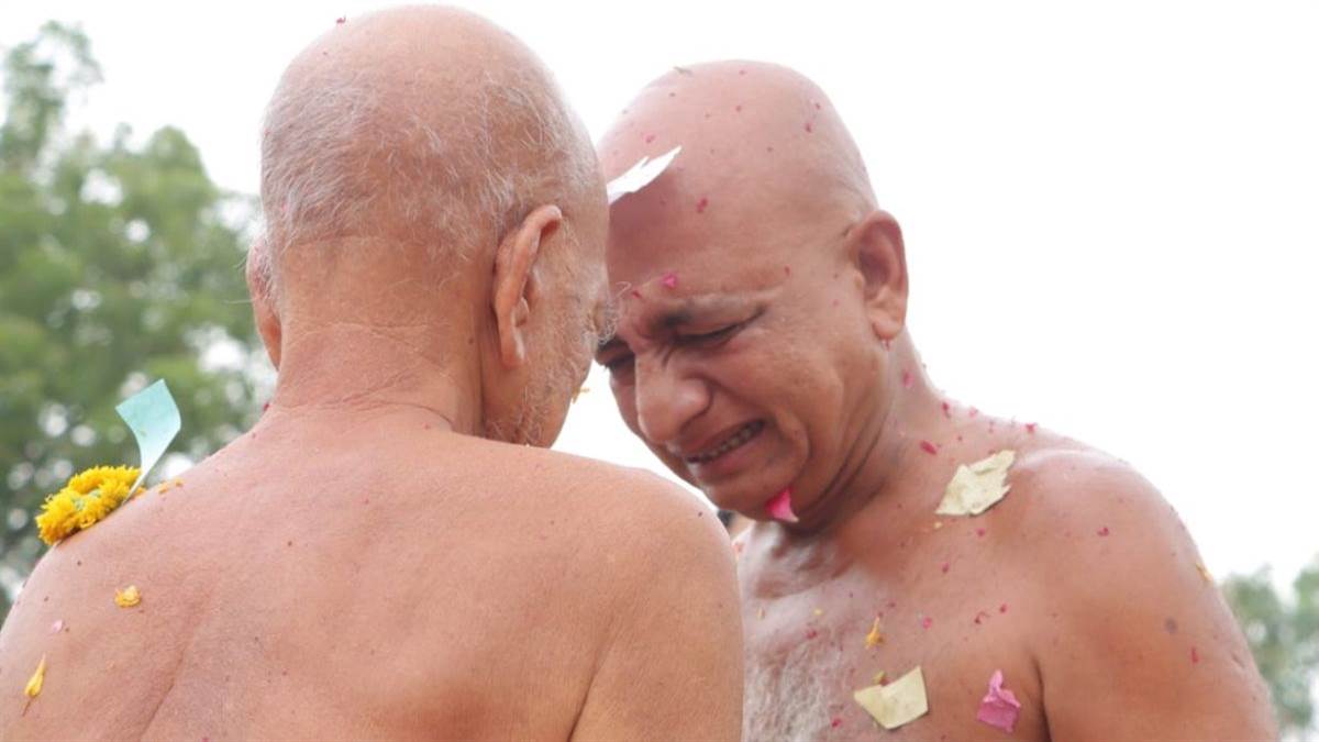देवास में गुरु-शिष्य का मिलन: छलक उठे आंसू, शिष्य ने कहा- गुरु से मिलने नहीं, गुरु में मिलने आया हूं