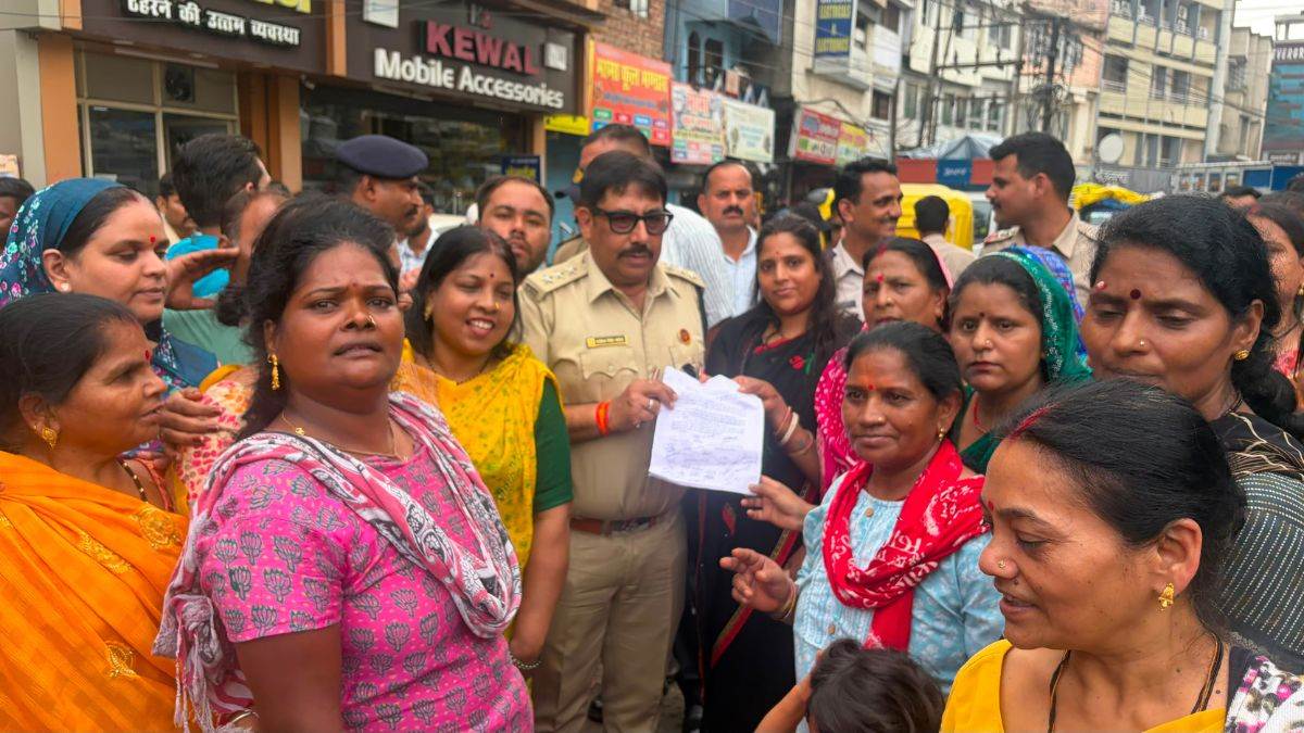 भोपाल के प्राचीन कमली मंदिर में तनाव: सुबह गायब मिलीं मूर्तियां, आक्रोशित भक्तों ने खुद दोबारा की स्थापना; पुलिस से मांगी सुरक्षा