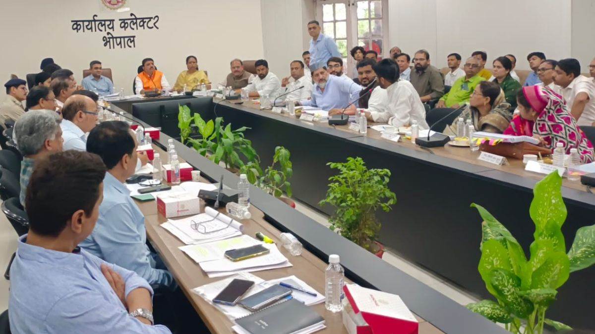 भोपाल मास्टर प्लान पर 'दिशा' की बैठक में भारी हंगामा, सांसद के सामने भिड़े जनप्रतिनिधि