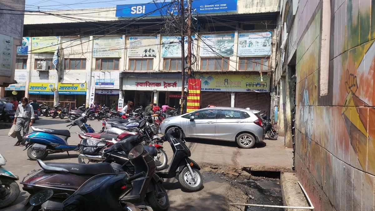 बैरागढ़ में नगर निगम ने अपने ही कॉम्पलेक्स को बेसुध छोड़ा, पार्किंग की जगह नहीं