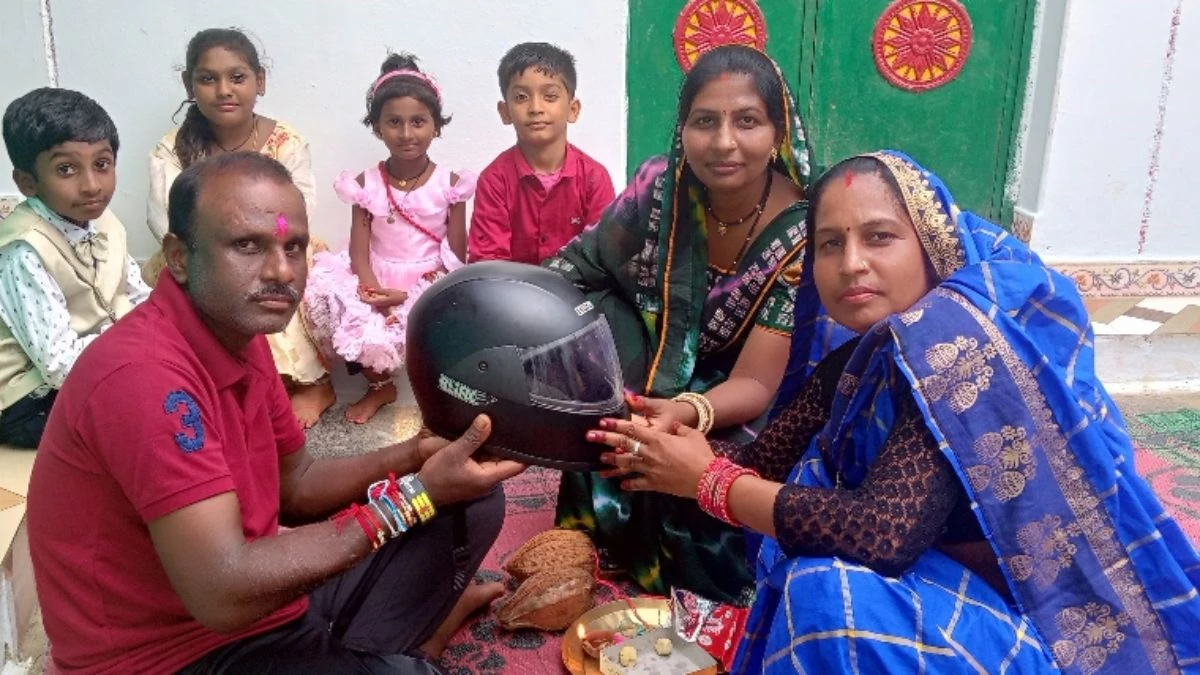 दो बहनों ने भैया को दिया सुरक्षा का नया गिफ्ट, कलाई पर राखी तो सिर पर सजाया हेलमेट