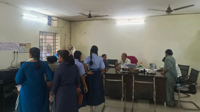 लापरवाही की मिसाल! स्वच्छता के दावों की खुली पोल, स्कूल में बच्चे कीचड़ के बीच पानी पीने को मजबूर
