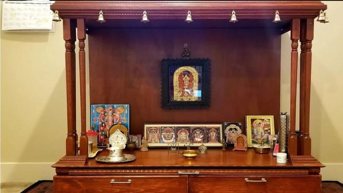 Vastu Tips: घर के मंदिर में इन देवी-देवताओं की तस्वीरें साथ में रखने की न करें गलती, लगेगा भयानक दोष