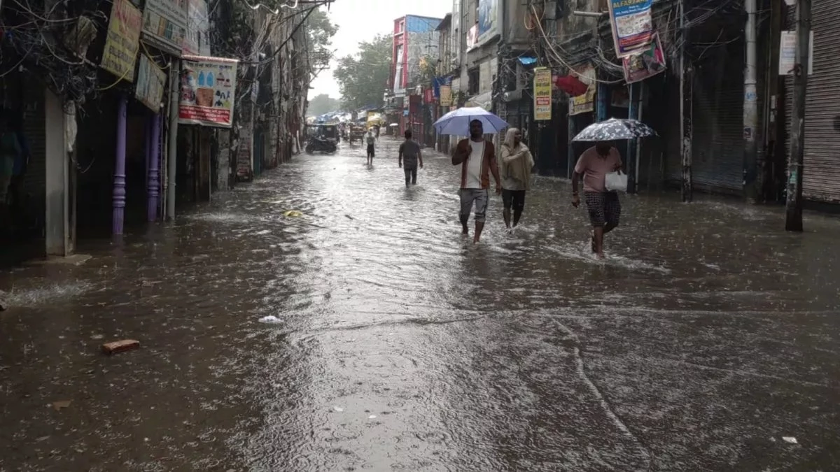 Weather Update: दिल्ली-NCR में भारी बारिश से मचा हाहाकार, यूपी-बिहार में नदियां उफान पर