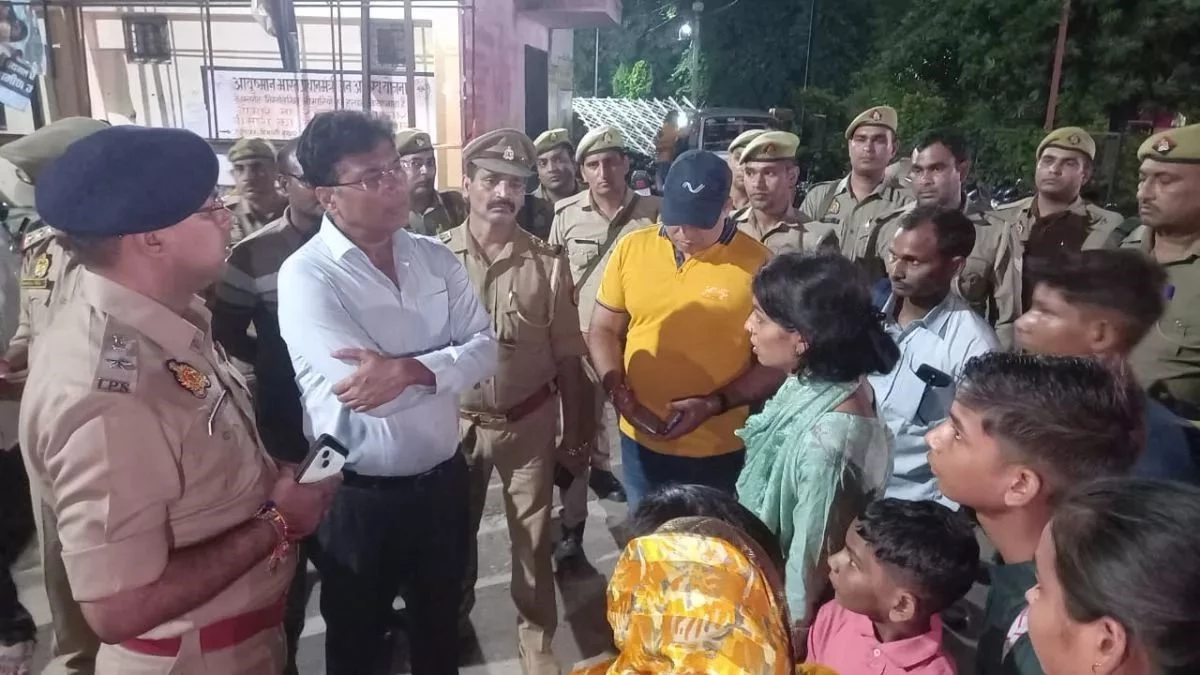 UP में बड़ा हादसा: 70 यात्री सवार बस अनियंत्रित होकर पलटी, चारों ओर मची चीख-पुकार