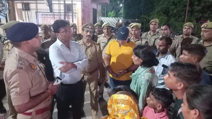 UP में बड़ा हादसा: 70 यात्री सवार बस अनियंत्रित होकर पलटी, चारों ओर मची चीख-पुकार