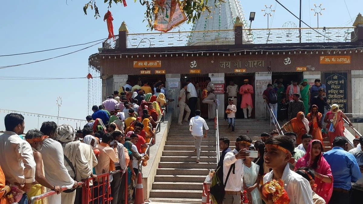 Maihar Mata Mandir: वीआईपी की वजह से नहीं हुए दर्शन, शारदा माता मंदिर प्रबंधन पर 55 हजार हर्जाना