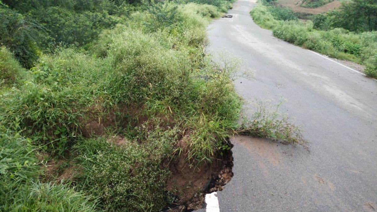 MP Weather: बारिश के साथ बह गई सड़कें, रात में हादसों का भय