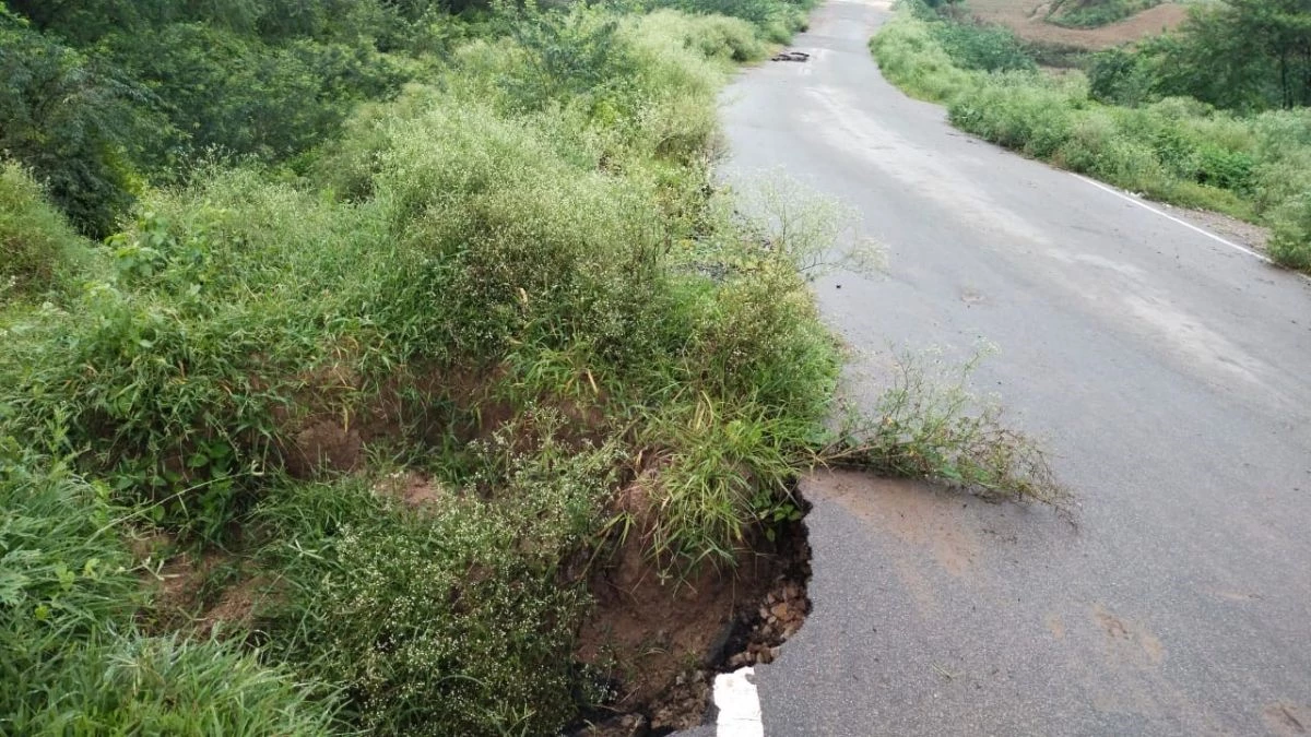 MP Weather: बारिश के साथ बह गई सड़कें, रात में हादसों का भय