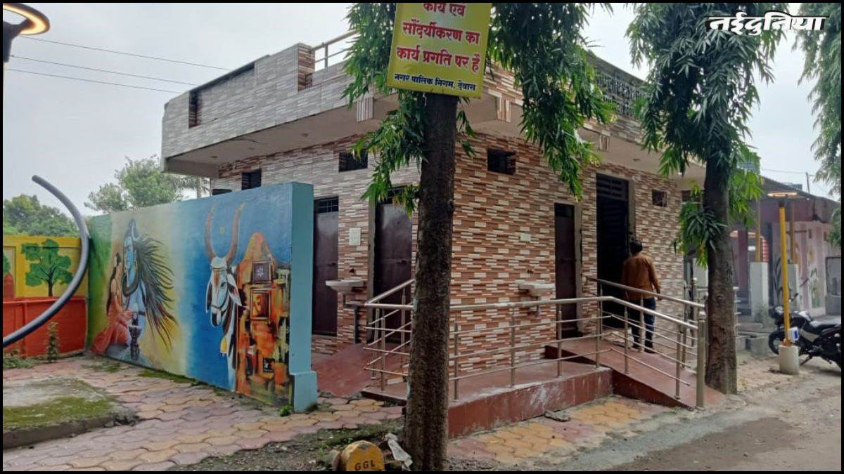 MP के देवास में शौचालय के बाहर बना दी हिंदू भगवान की पेंटिंग, घिरा नगर निगम, वीडियो वायरल