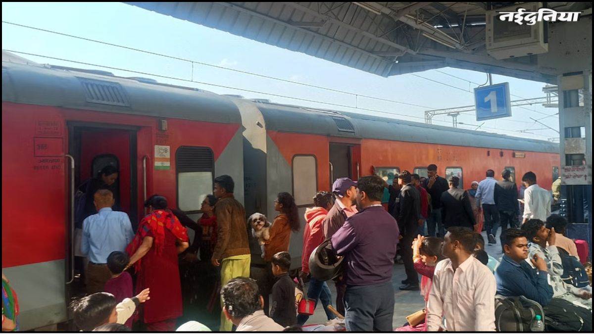 त्योहारों के मौसम में स्टेशनों पर भीड़, टिकट बुकिंग और लंबी वेटिंग लिस्ट बना सिरदर्द