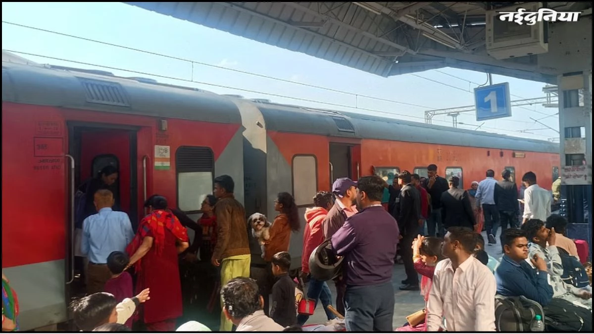 त्योहारों के मौसम में स्टेशनों पर भीड़, टिकट बुकिंग और लंबी वेटिंग लिस्ट बना सिरदर्द
