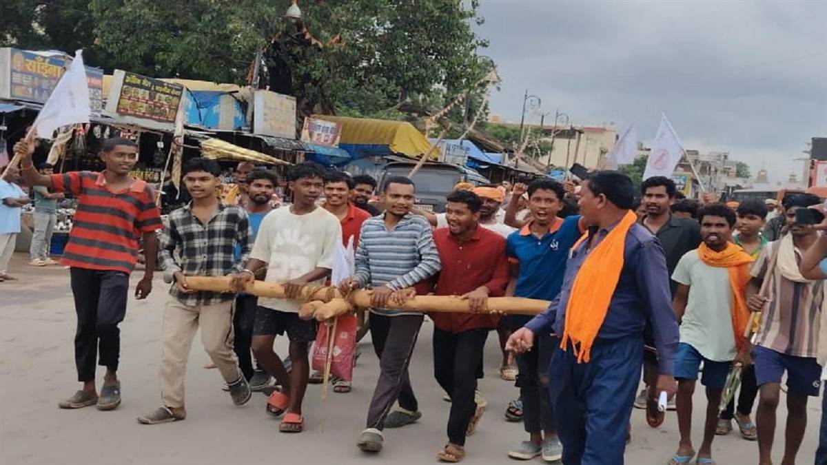 बस्तर दशहरा: दस साल बाद लौटी परंपरा, बिलोरी से ठुरलु खोटला लेकर सात किलोमीटर बैलगाड़ी खींचते पहुंचे ग्रामीण