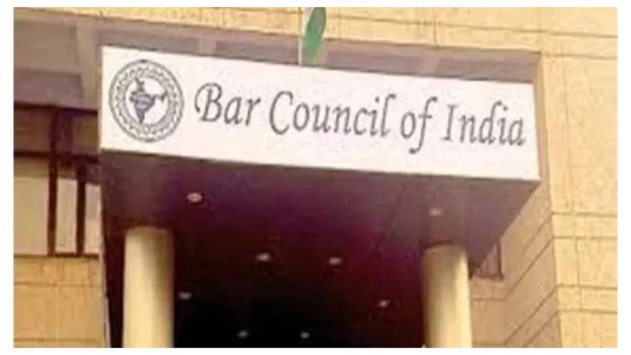 नौकरी में रहते हुए अब नहीं कर सकेंगे कानून की पढ़ाई: बीसीआई  ने कसा शिकंजा, कड़ाई से पालन अनिवार्य