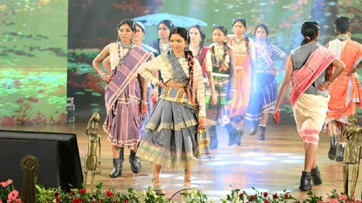 बंदूक छोड़ी, वर्दी उतारी, माओवाद की राह छोड़कर आत्मसमर्पित महिलाओं ने  रैंपवॉक में दिखाया जलवा