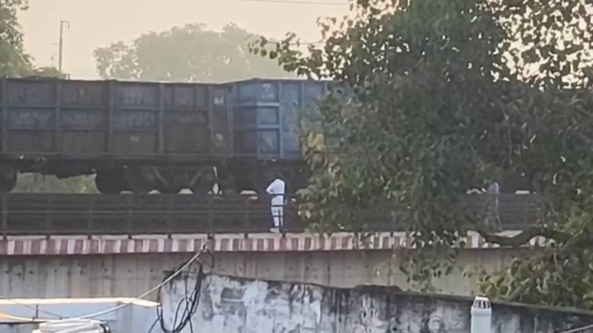 एशिया के सबसे बड़े ग्रेड सेपरेटर में पहली बार हादसा, दो हिस्सों में बंटी मालगाड़ी, अनहोनी टली
