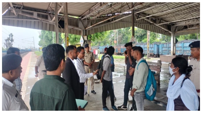 बस से ट्रेन की जांच करने पहुंची टीम, 297 मामले पकड़े: जयरामनगर स्टेशन पर औचक कार्रवाई से मचा हड़क