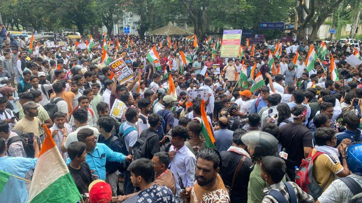 Student Protest: रांची में विधानसभा के करीब पहुंचे प्रदर्शनकारी, पुलिस ने किया लाठी चार्ज... थ्री लेयर्ड बैरिकेडिंग और वाटर कैनन से भी नहीं रुक रहे छात्र