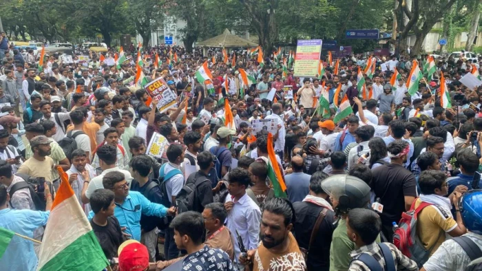 Student Protest: रांची में विधानसभा के करीब पहुंचे प्रदर्शनकारी, पुलिस ने किया लाठी चार्ज... थ्री लेयर्ड बैरिकेडिंग और वाटर कैनन से भी नहीं रुक रहे छात्र