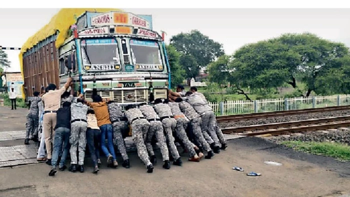 ट्रेन आने वाली थी, ट्रैक पर बंद हुआ मालवाहक ट्रक; सागर में QRF जवानों ने धक्का लगाकर टाली बड़ी रेल दुर्घटना