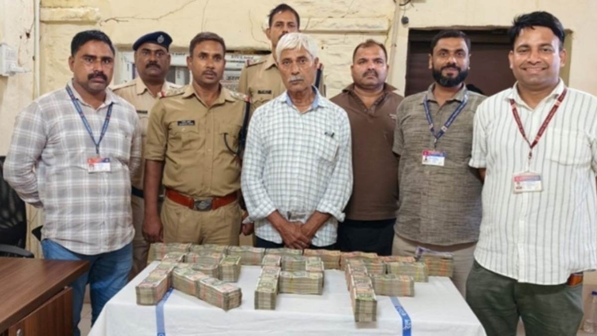 चित्रकूट जिले के कर्वी रेलवे स्टेशन पर बेतवा एक्सप्रेस से 63 लाख रुपये नकद बरामद, यात्री हिरासत में