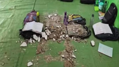शासकीय माध्यमिक शाला की छत से प्लास्टर गिरा, दो छात्राएं घायल