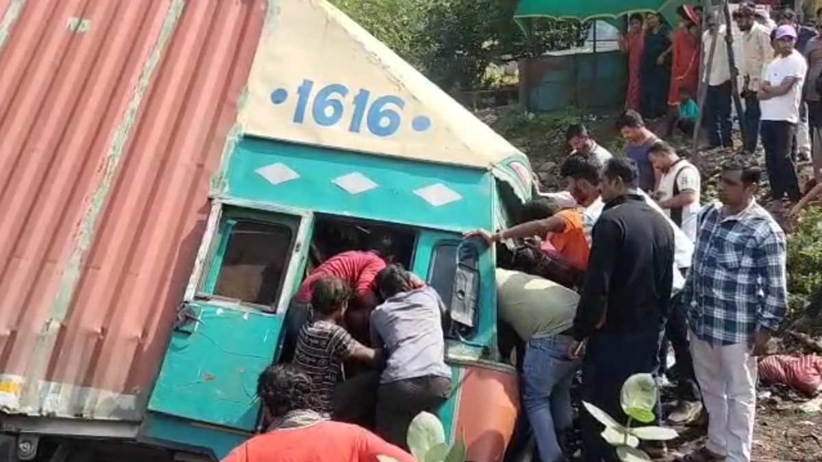 Barwani News: बस को टक्कर मार रोड साइड घुसा कंटेनर, स्टेयरिंग में फंसे चालक को मशक्कत कर निकाला
