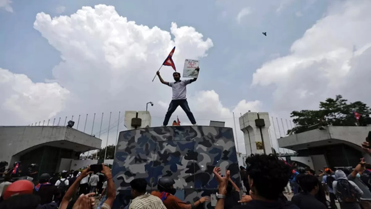Nepal violence की आग पहुंची भारतीय सीमा तक... आंदोलनकारियों को जवानों ने खदेड़ा