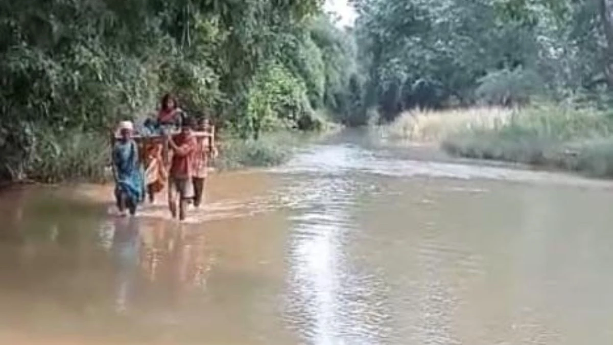 र्ददनाक तस्वीर! गर्भवती को चारपाई से कराई नदी पार, अस्पताल पहुंचने से पहले डिलीवरी, नहीं बच पाया नवजात