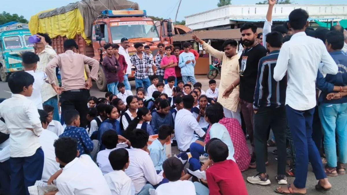 अभद्र व्यवहार, ज्यादा फीस, फेल करने की धमकी... प्रिंसिपल को हटाने को लेकर अड़े विद्यार्थी