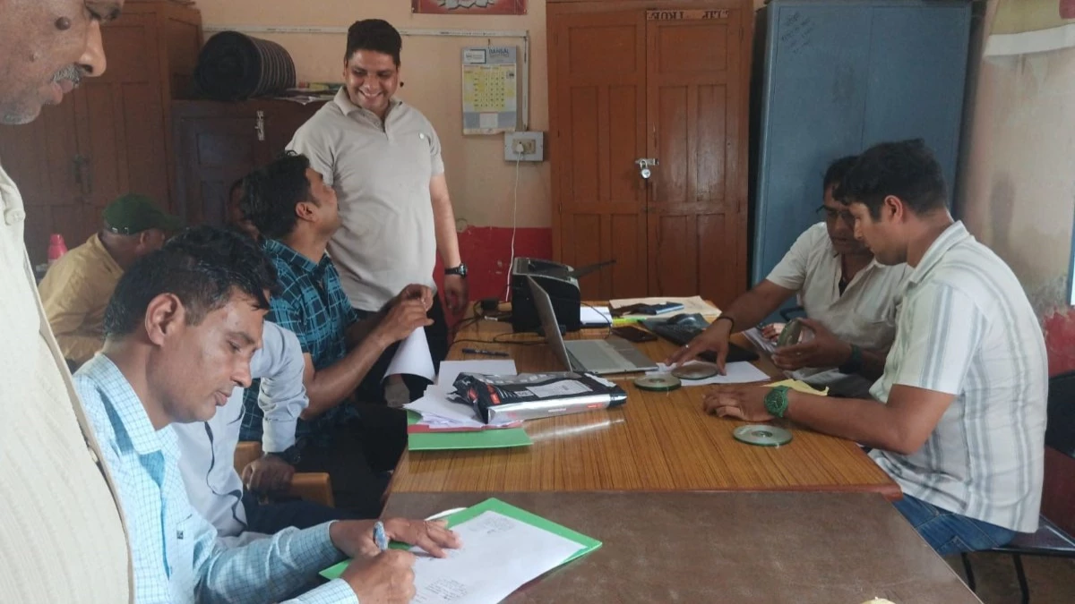Tikamgarh News: सीएम राइज स्कूल में एक लाख की रिश्वत लेते शिक्षक और भृत्य रंगे हाथों गिरफ्तार