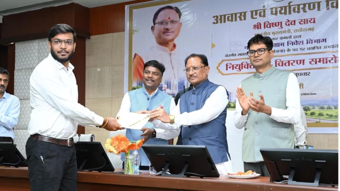 CM साय ने टाउन प्लानिंग के 21 सहायक संचालकों को सौंपे नियुक्ति पत्र, बोले- शहरों की नींव होगी मजबूत