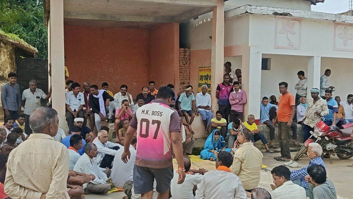 धमतरी में अंतिम संस्कार को लेकर विवाद, धर्म वापसी की मांग पर अड़े ग्रामीण, गांव में पुलिस बल तैनात