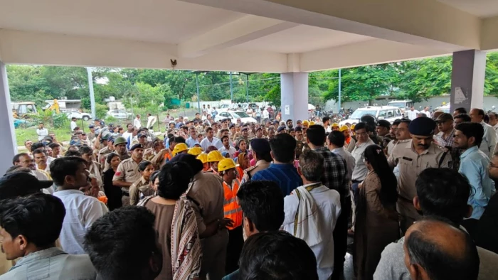 29 मौतों के बाद सागर में बड़ा एक्शन, जहरीली शराब के मुख्य आरोपियों के घर चला प्रशासन का बुलडोजर