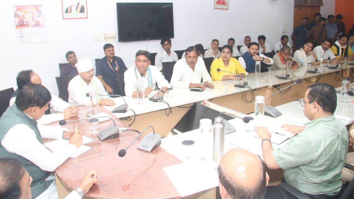 जहरीली शराब कांड के आरोपी मनीष लोधी और चंदू राजपूत के घर पर चला बुल्डोजर, CM ने दिखाए थे सख्त तेवर