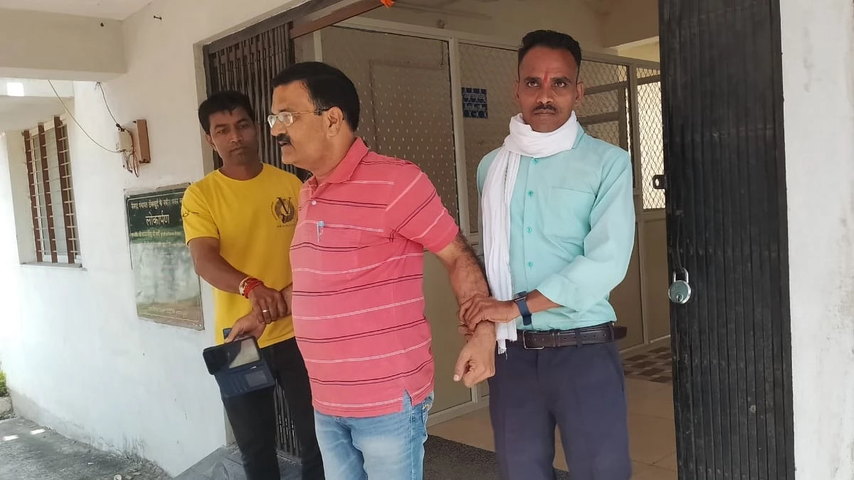 देवास में रोजगार सहायक से ट्रांसफर के 20 हजार रुपये मांगते टोंकखुर्द जनपद पंचायत सीईओ को पकड़ा गया